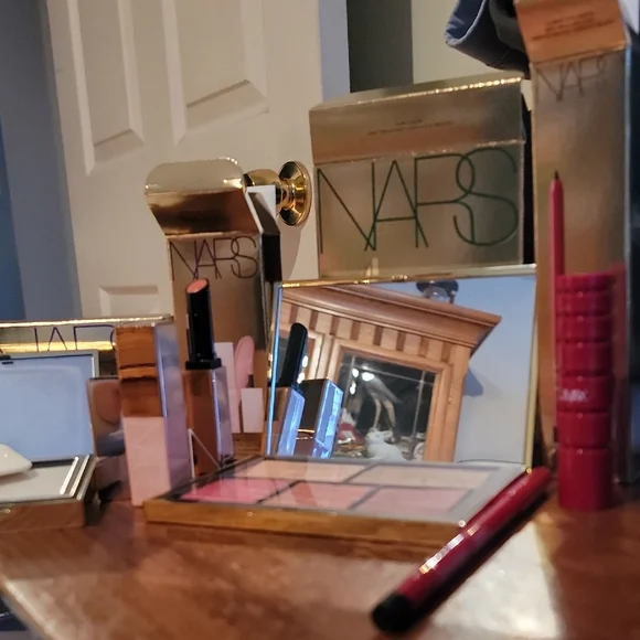 NARS Makeup Set with Pink and Red Shades - Picture 1 of 12
